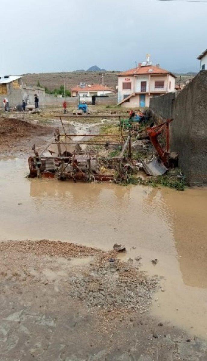 Kayseri'de sağanak yağış hayatı olumsuz etkiledi