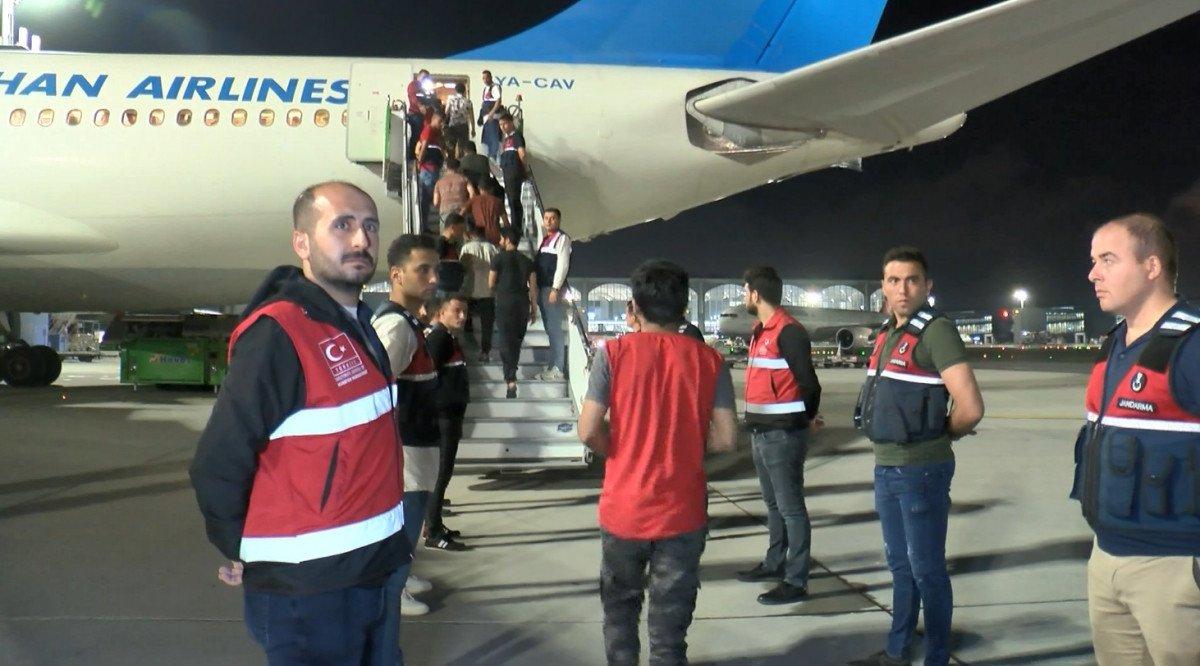 Sınır dışı edilen 178 Afgan, ülkelerine gönderildi