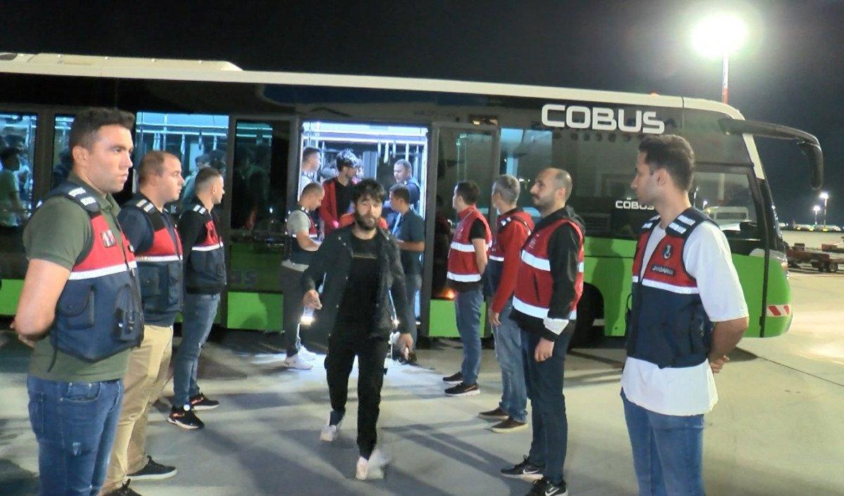 Sınır dışı edilen 178 Afgan, ülkelerine gönderildi