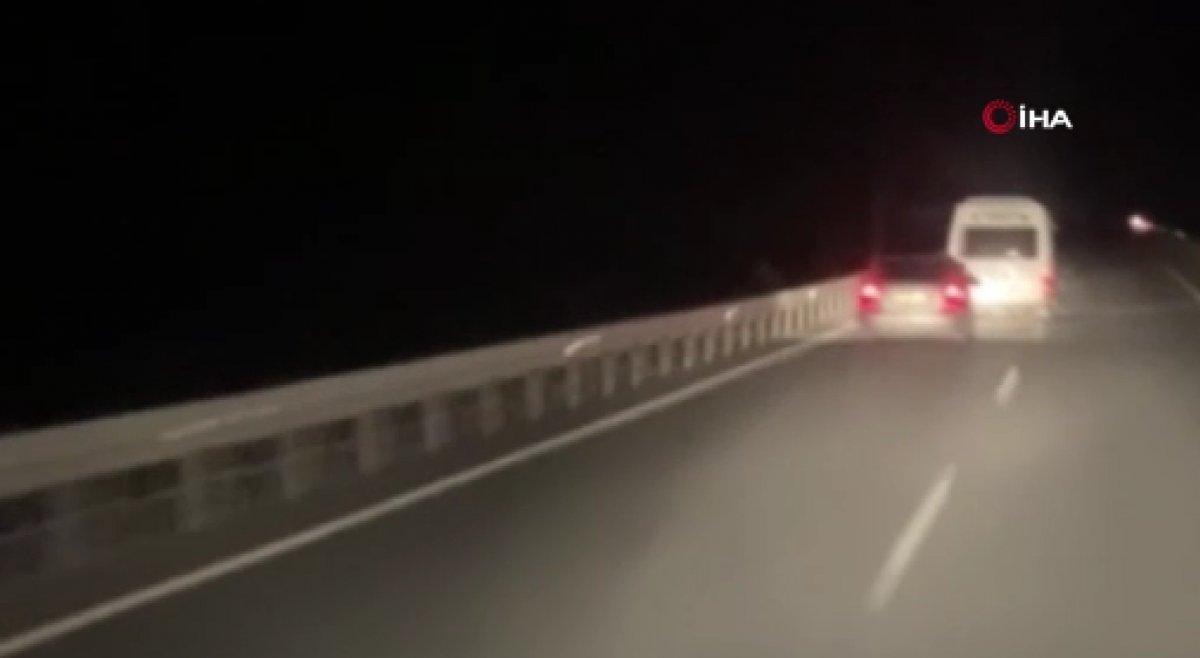 Erzincan’da minibüsten 29 kaçak göçmen çıktı