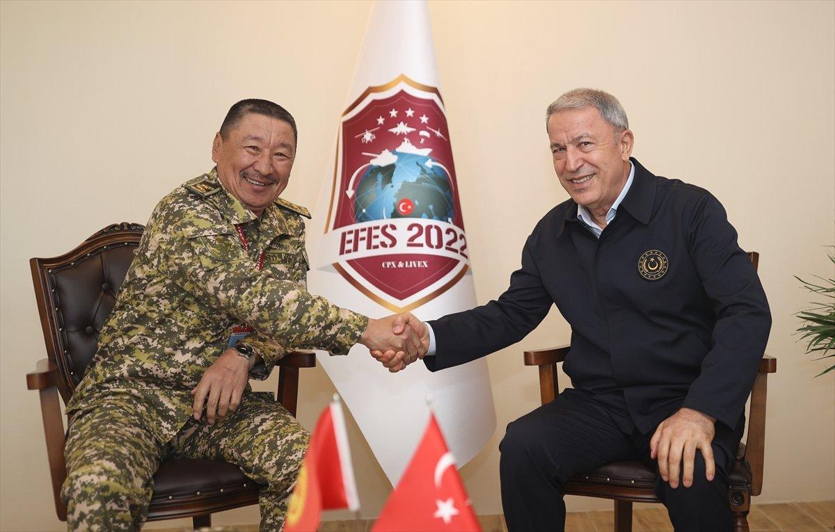 Hulusi Akar, Kırgızistanlı mevkidaşıyla bir araya geldi