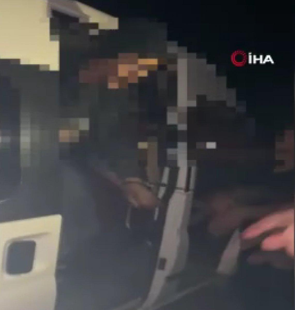 Erzincan’da minibüsten 29 kaçak göçmen çıktı