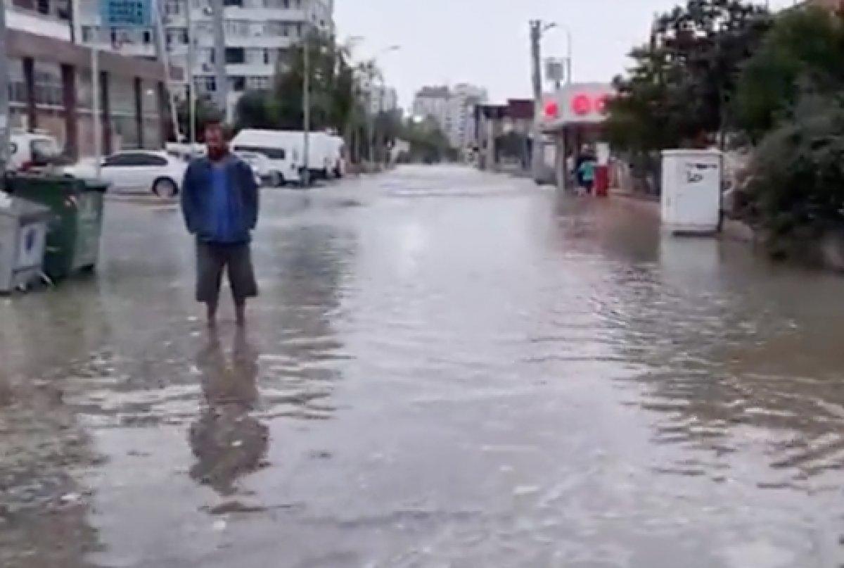Adana'da su borusu patlayınca yol yarıldı