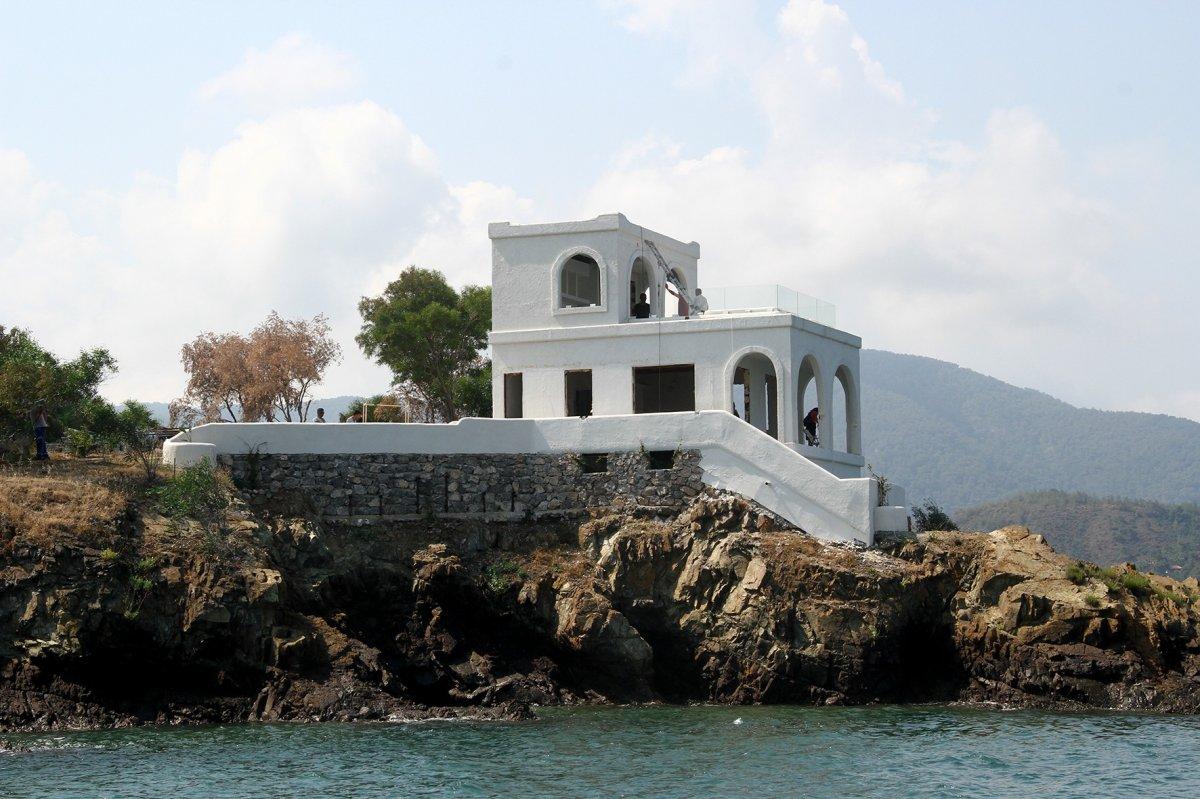 Muğla'da tekneyle gelen ekipler, kaçak binayı yıkmaya başladı