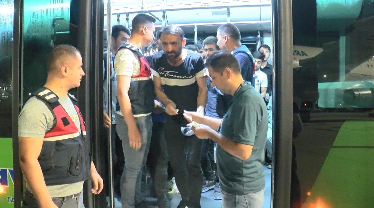 Sınır dışı edilen 178 Afgan, ülkelerine gönderildi