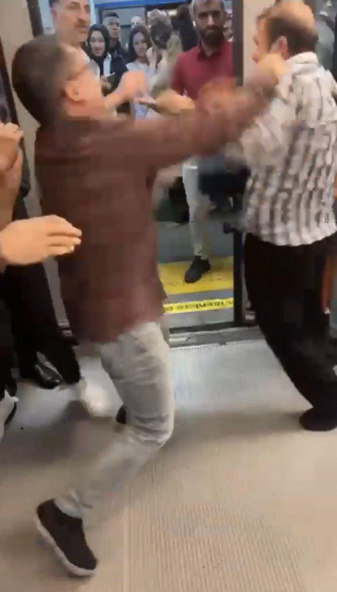 Bayrampaşa’da iki yolcunun boks maçını aratmayan kavgası