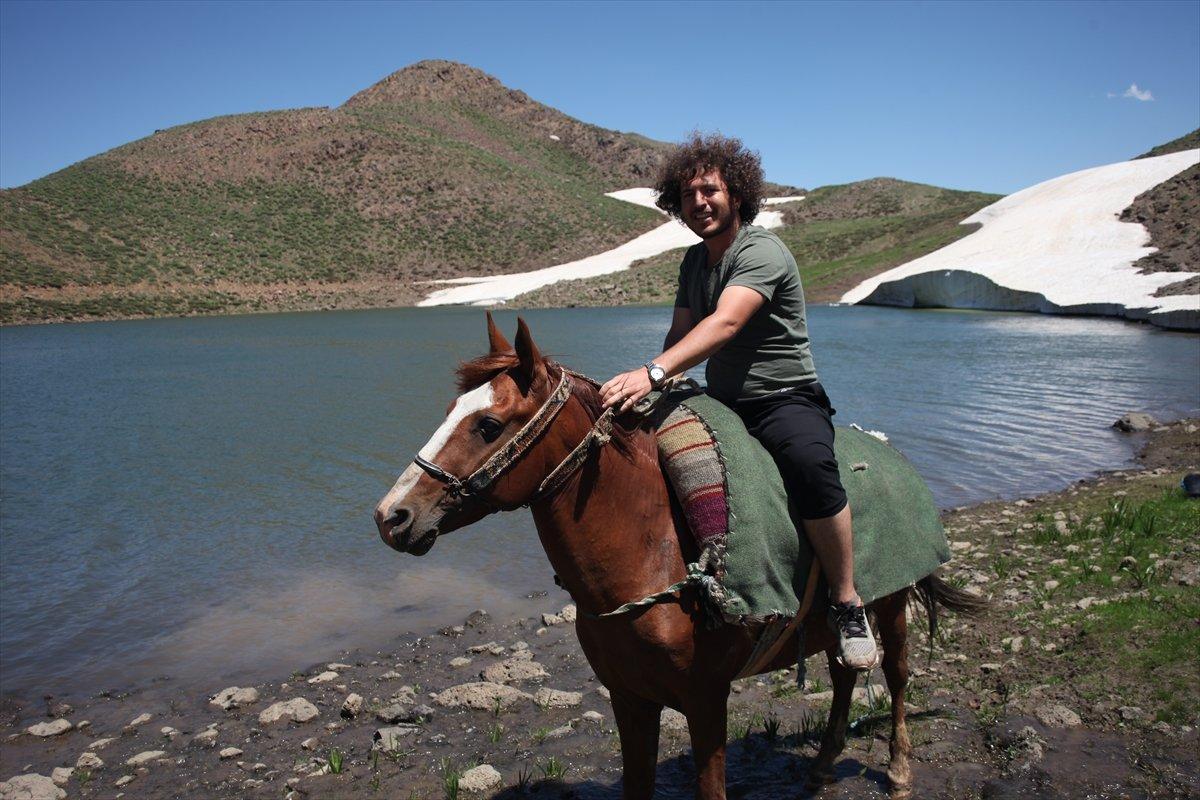 Yayla Dağı zirvesindeki göle 7 kilometrelik yürüyüşle ulaştılar
