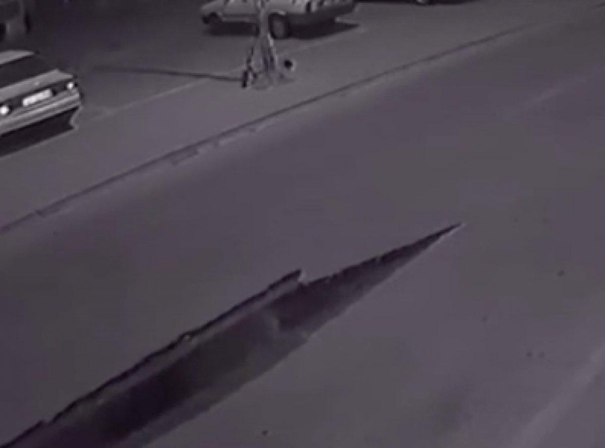 Adana'da su borusu patlayınca yol yarıldı