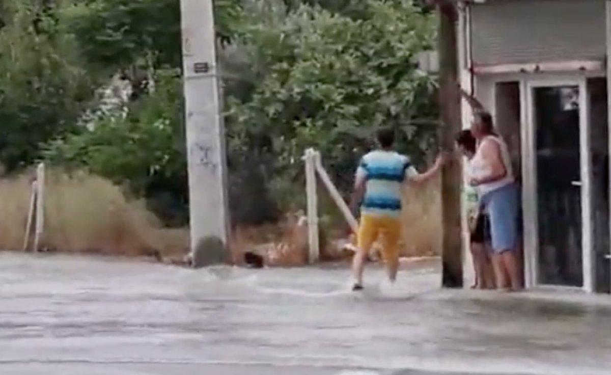 Adana'da su borusu patlayınca yol yarıldı