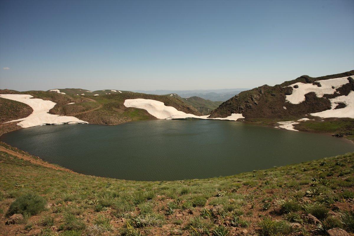 Yayla Dağı zirvesindeki göle 7 kilometrelik yürüyüşle ulaştılar