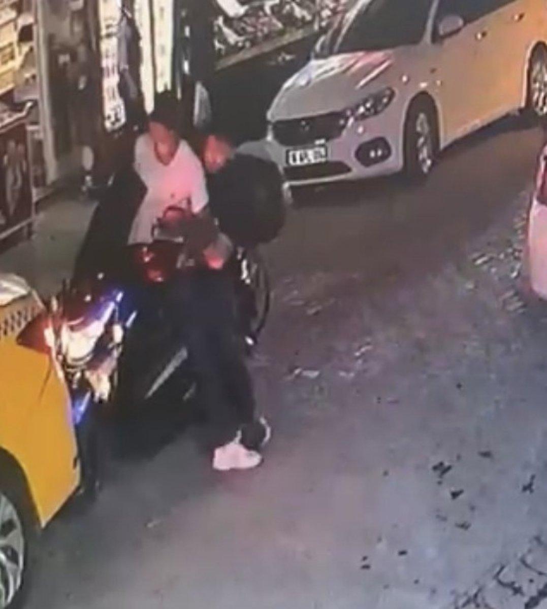 Zeytinburnu'ndaki taksici, motosikletliyi ezmeye çalıştı