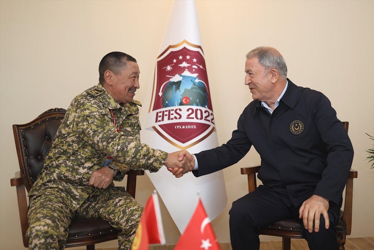 Hulusi Akar, Kırgızistanlı mevkidaşıyla bir araya geldi