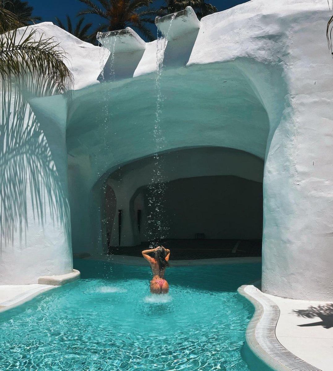 Chloe Loughnan'dan havuz pozu