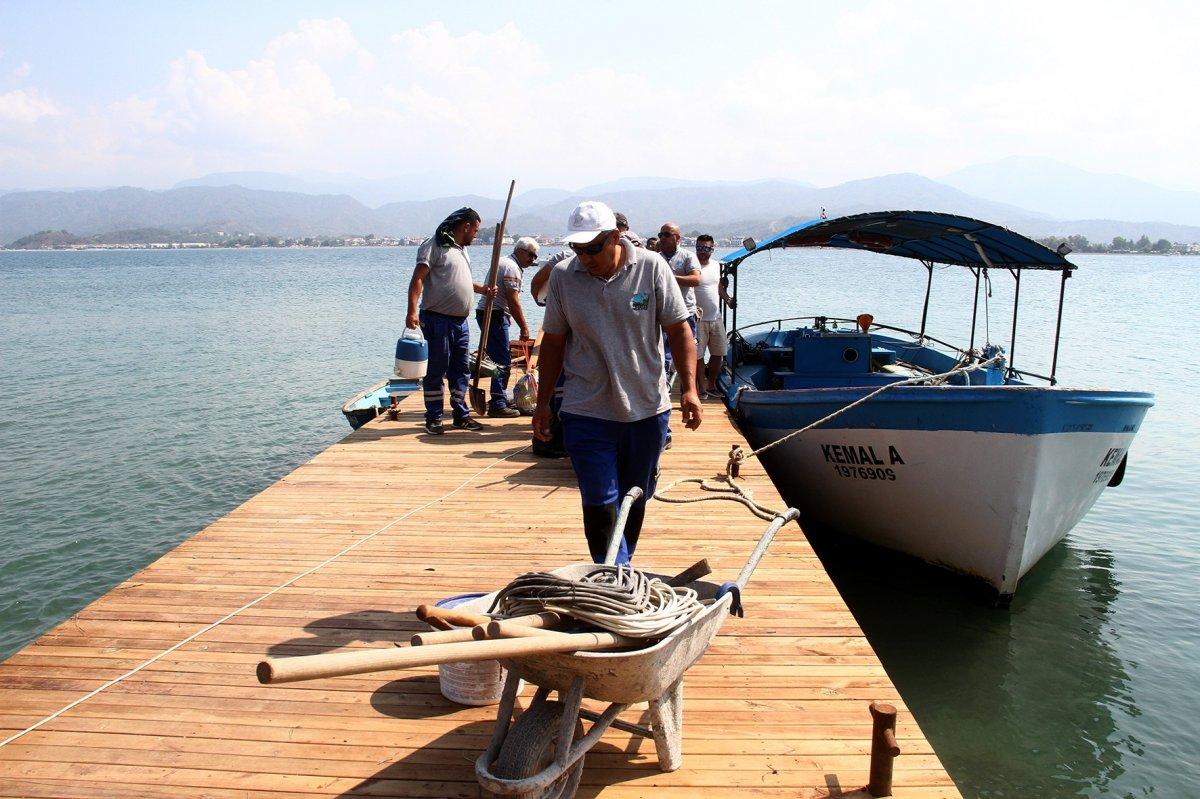 Muğla'da tekneyle gelen ekipler, kaçak binayı yıkmaya başladı