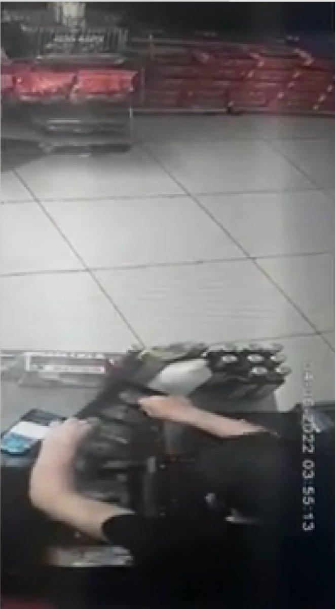 Bağcılar’da, sadaka kutusu hırsızlığı kamerada