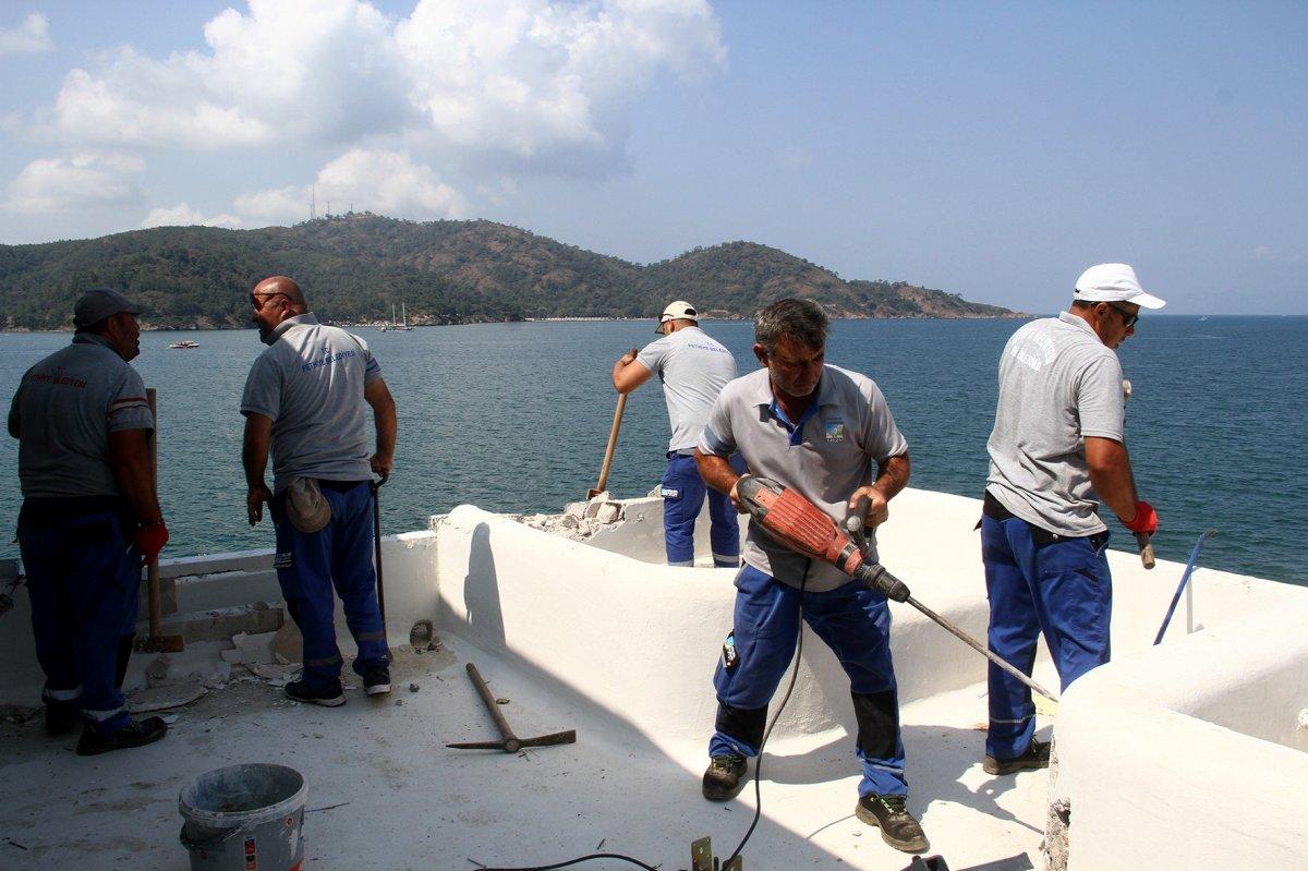 Muğla'da tekneyle gelen ekipler, kaçak binayı yıkmaya başladı