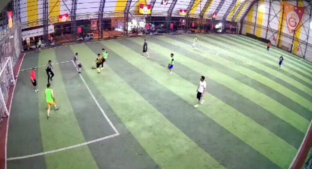 Siirt’te bir genç, futbol oynarken kalp krizi geçirdi