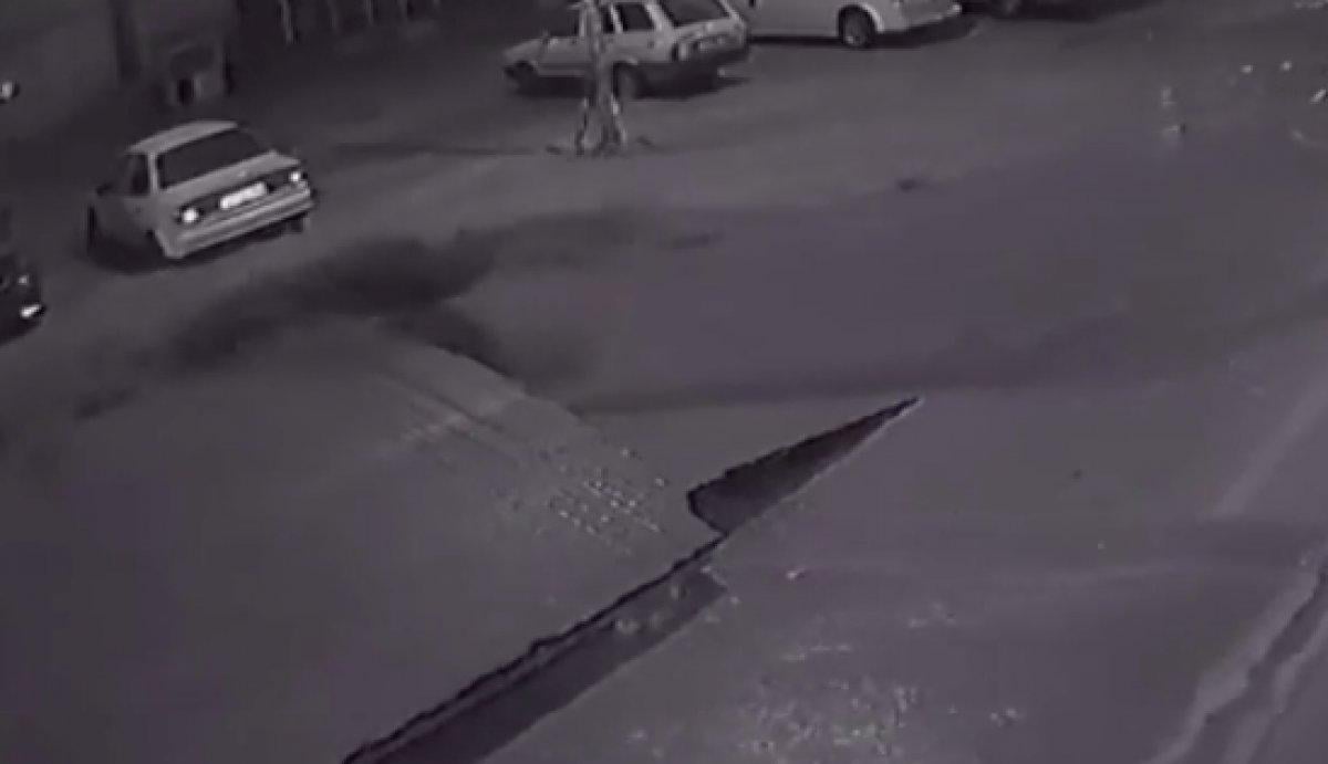 Adana'da su borusu patlayınca yol yarıldı