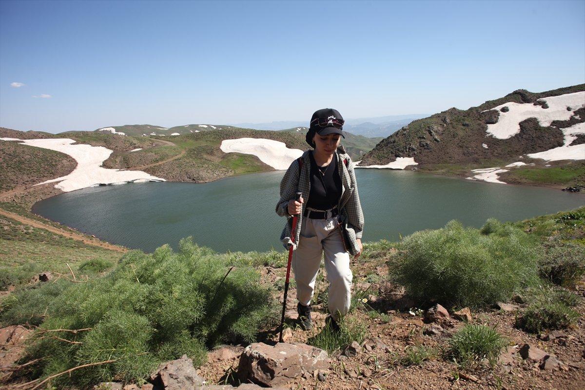 Yayla Dağı zirvesindeki göle 7 kilometrelik yürüyüşle ulaştılar