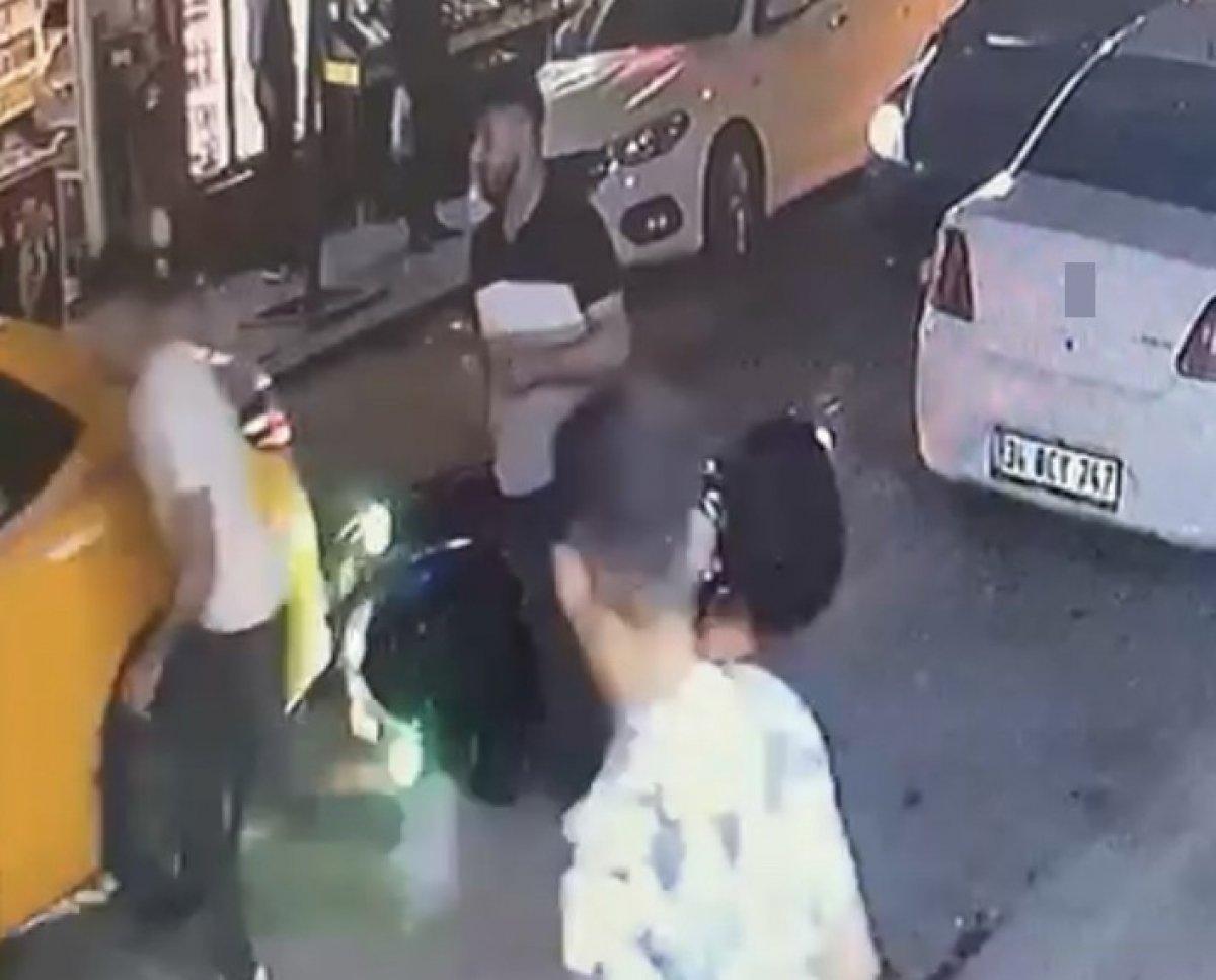 Zeytinburnu'ndaki taksici, motosikletliyi ezmeye çalıştı