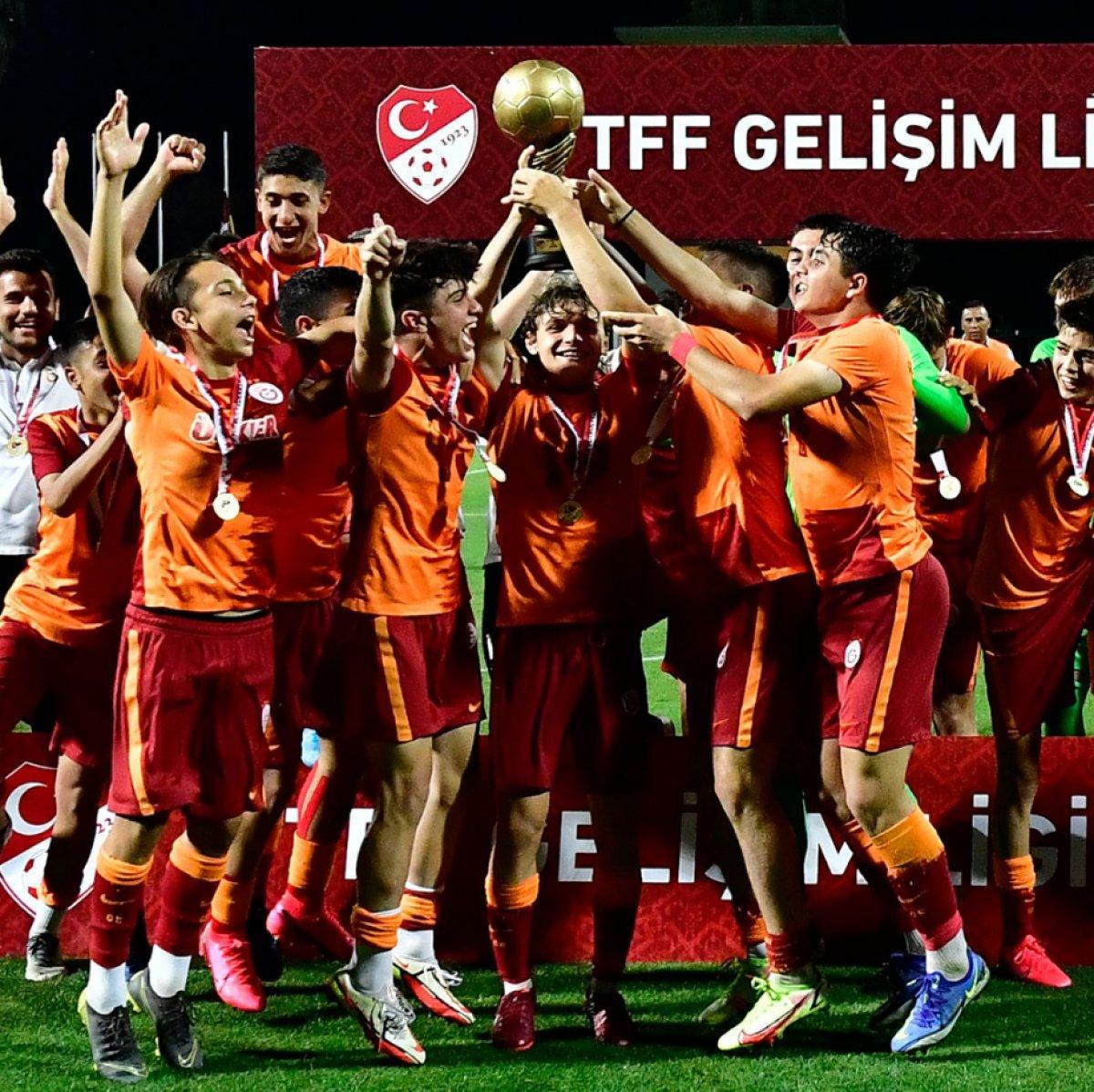 Ayhan Akman'ın çocukları sezonu şampiyon tamamladı