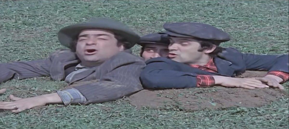 Avusturya-Danimarka maçında sahada dev bir delik açıldı