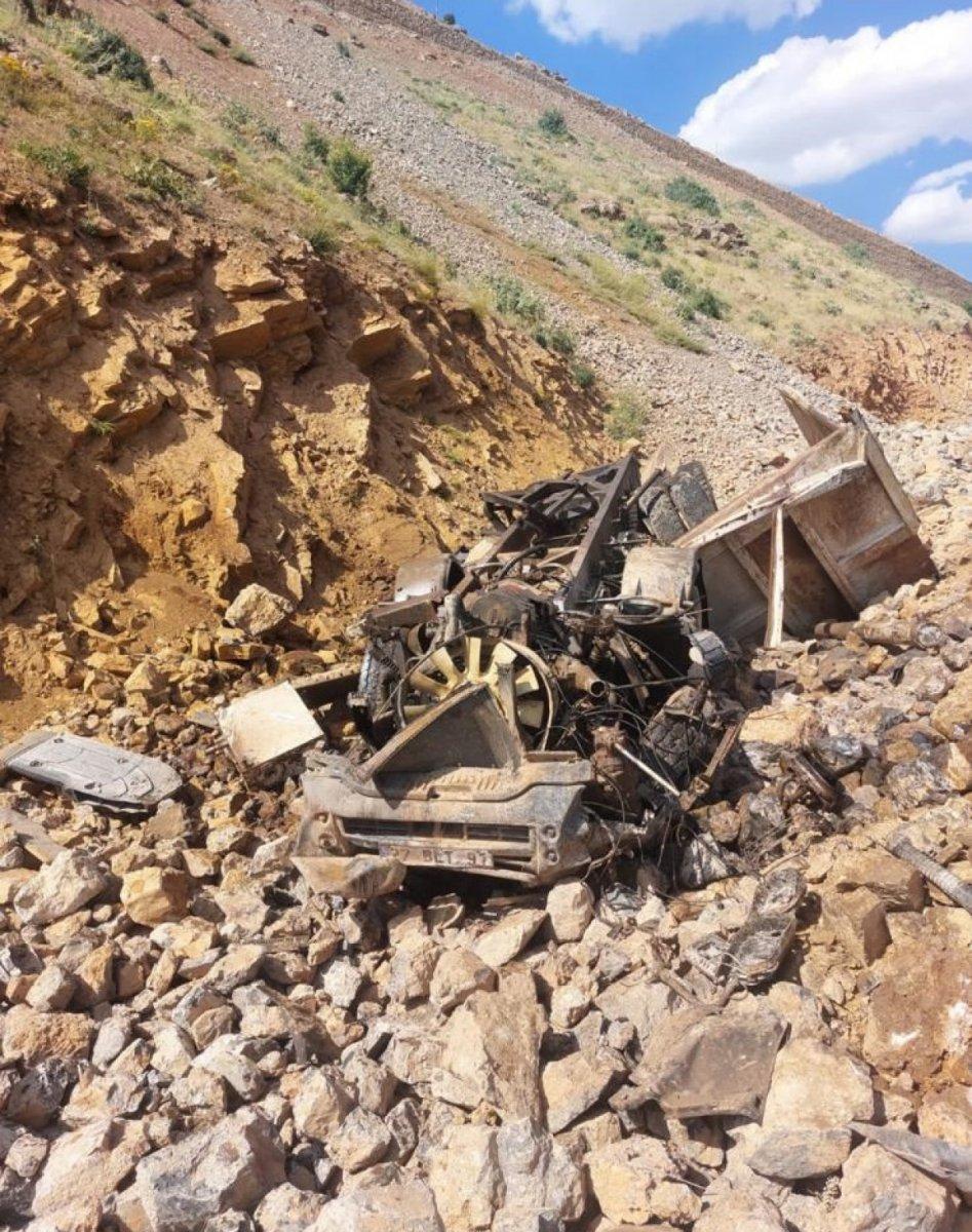 Hakkari’de freni boşalan kamyon, uçuruma yuvarlandı