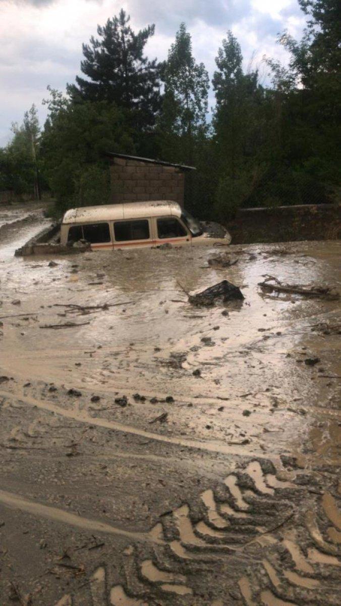 Erzincan’da yağış sele neden oldu