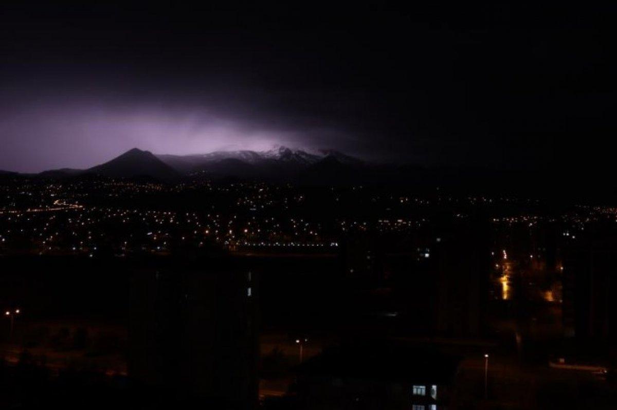 Şimşekler Erciyes Dağı'nı aydınlattı