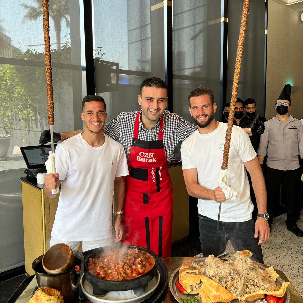 Real Madridli futbolcular, CZN Burak’ın mekanına gitti