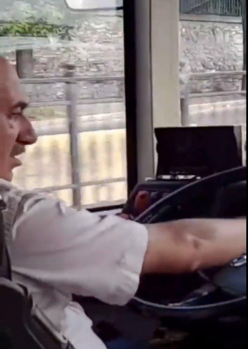 İETT şoförü, araç kullanırken dizi izledi