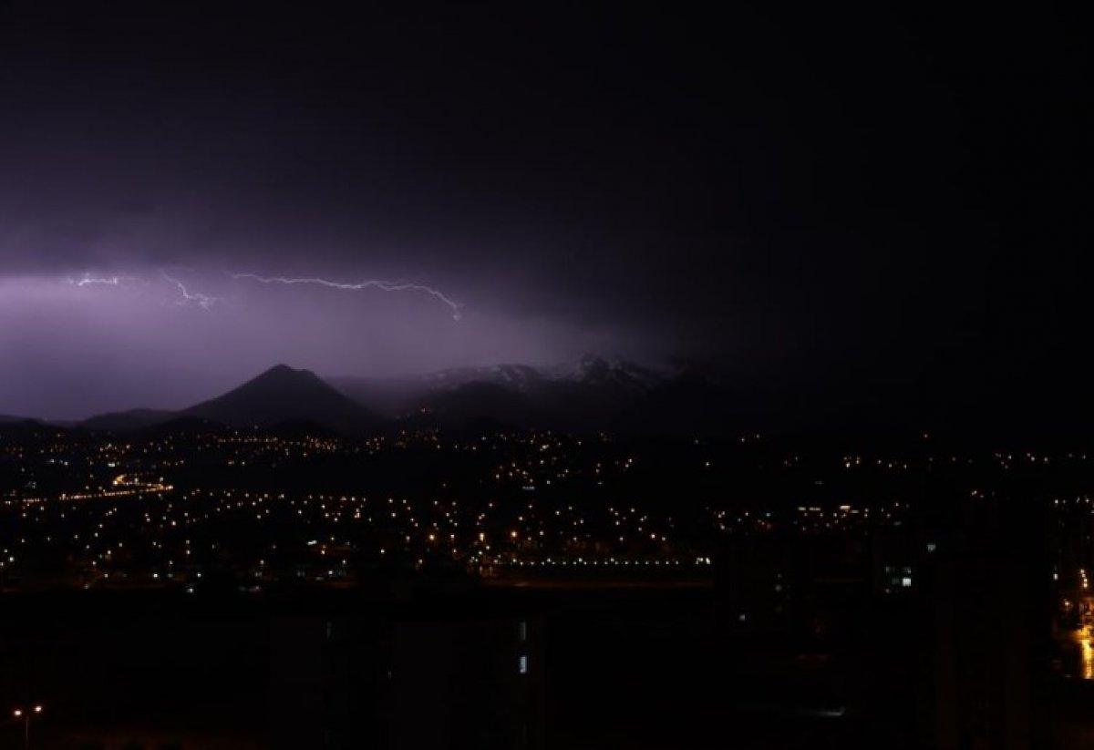Şimşekler Erciyes Dağı'nı aydınlattı