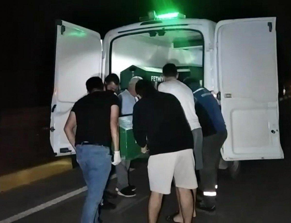 Muğla'da yaya geçidinden karşıya geçmek isteyen çifte araba çarptı: 1 ölü