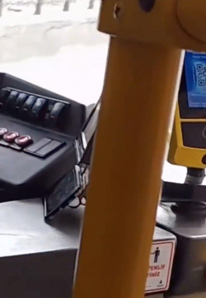 İETT şoförü, araç kullanırken dizi izledi