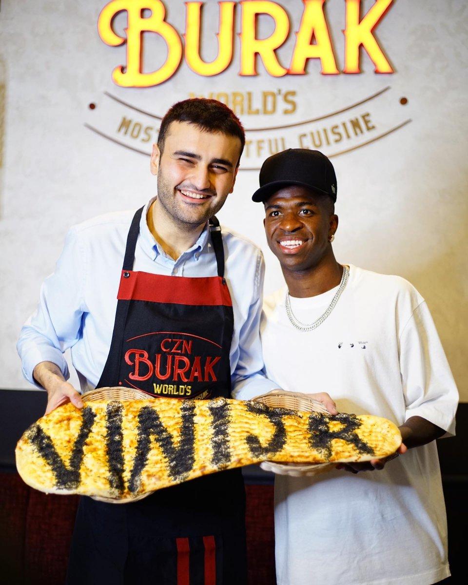 Real Madridli futbolcular, CZN Burak’ın mekanına gitti