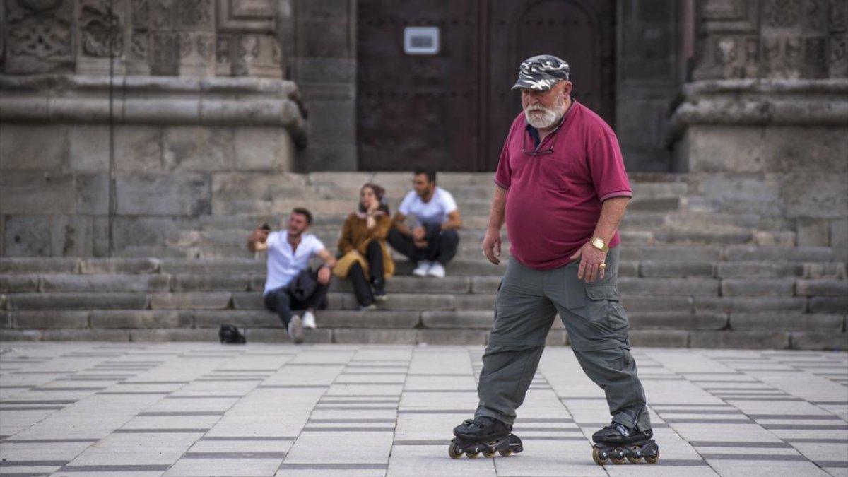 Erzurumlu Eren Amca, yaşına aldırmadan patenle dolaşıyor