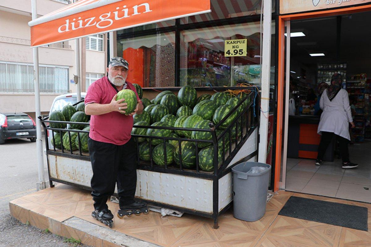 Erzurumlu Eren Amca, yaşına aldırmadan patenle dolaşıyor