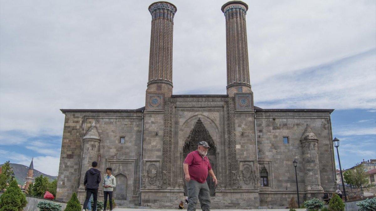 Erzurumlu Eren Amca, yaşına aldırmadan patenle dolaşıyor