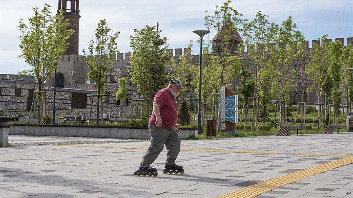 Erzurumlu Eren Amca, yaşına aldırmadan patenle dolaşıyor