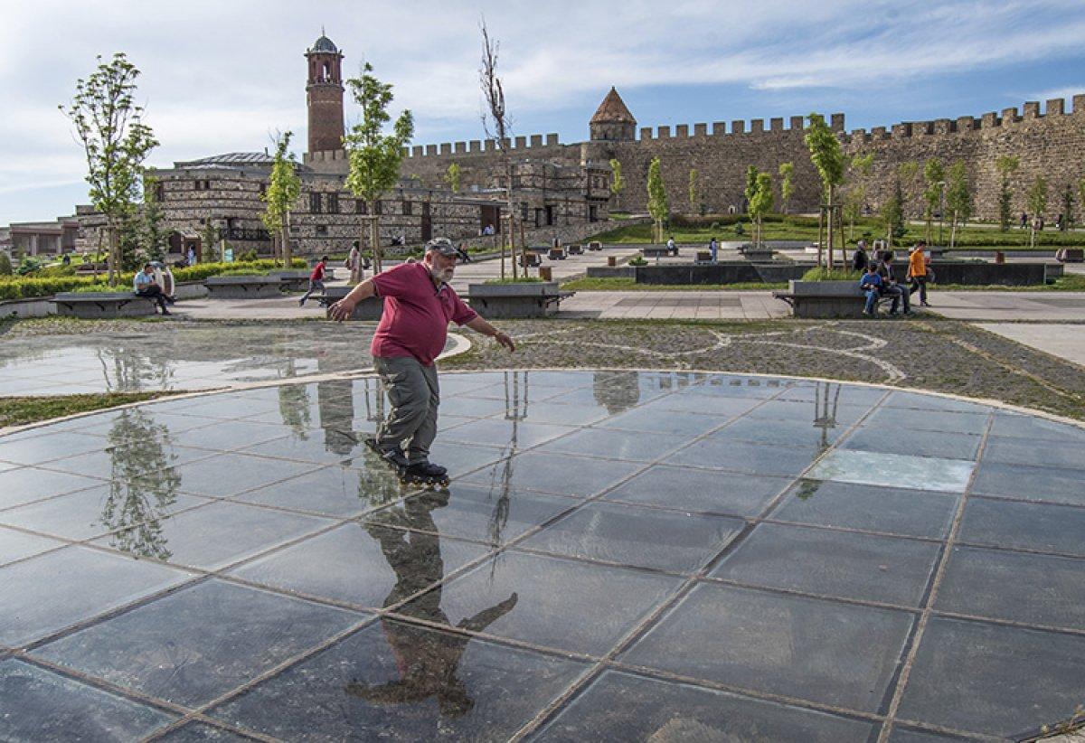 Erzurumlu Eren Amca, yaşına aldırmadan patenle dolaşıyor