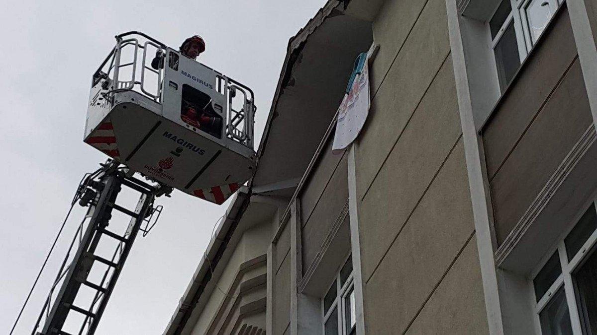 Esenyurt'taki kargayı kurtarmak isteyen itfaiye erinin zor anları