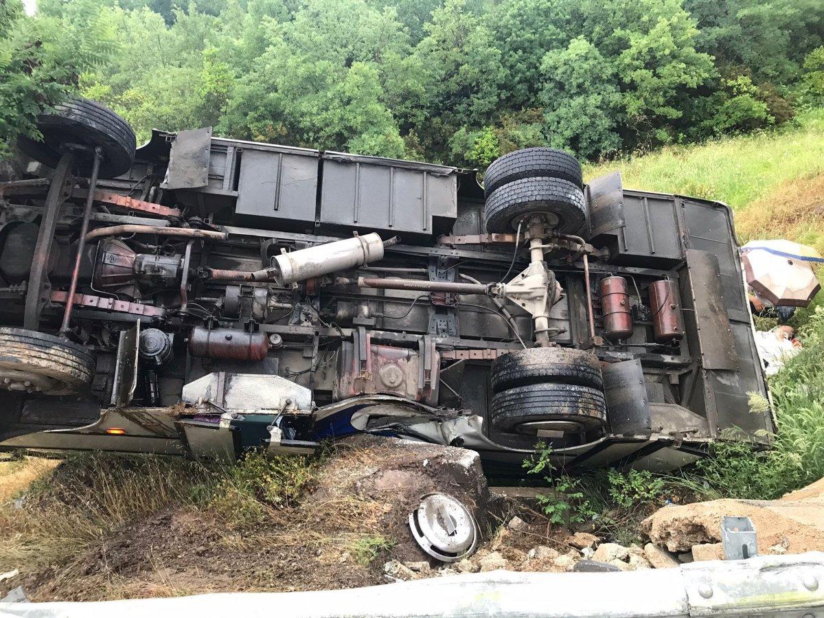 Kocaeli'de geziye giden midibüs şarampole uçtu: 17 yaralı