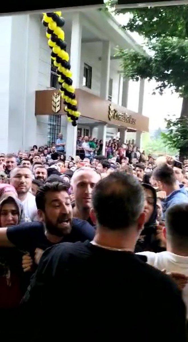 Düzce'de mağaza izdihamı: Yüzde 50 indirimi duyan koştu