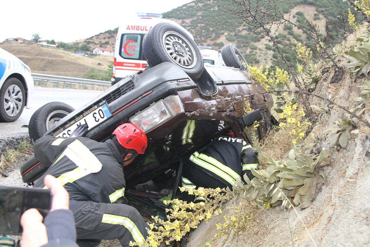 Manisa'da yağışlı havada kontrolden çıkan otomobil takla attı