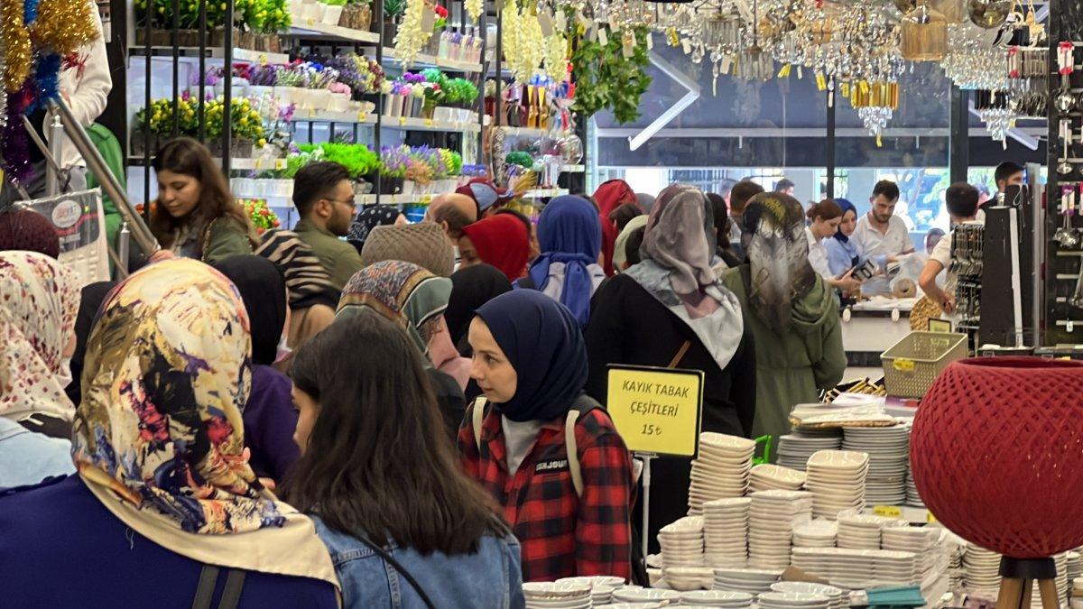 Düzce'de mağaza izdihamı: Yüzde 50 indirimi duyan koştu