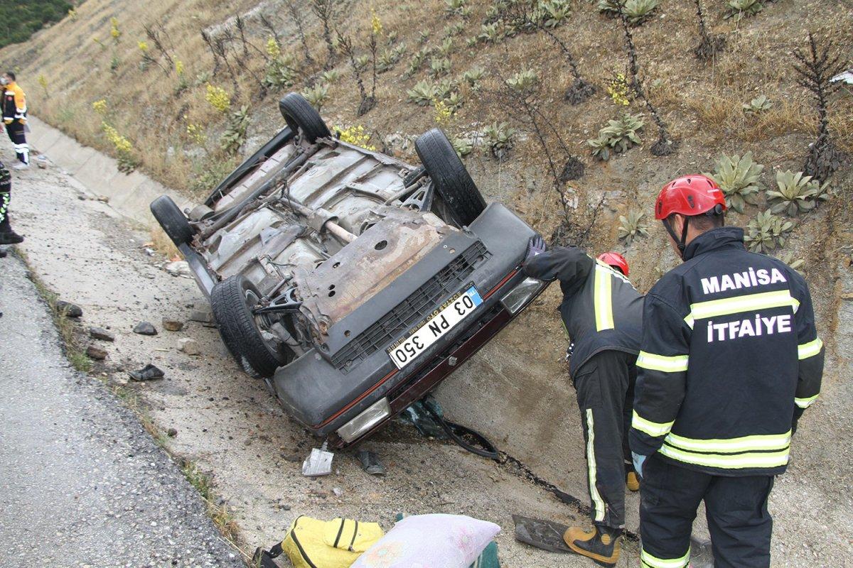 Manisa'da yağışlı havada kontrolden çıkan otomobil takla attı