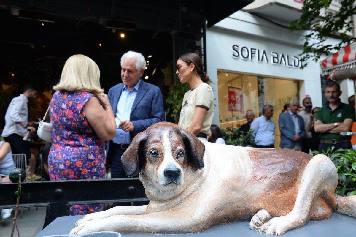 CHP'li Şişli Belediyesi sokak köpeğinin heykelini dikti
