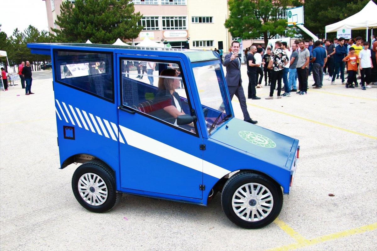 Liseli öğrenciler güneş enerjisi ile çalışan araba tasarladı