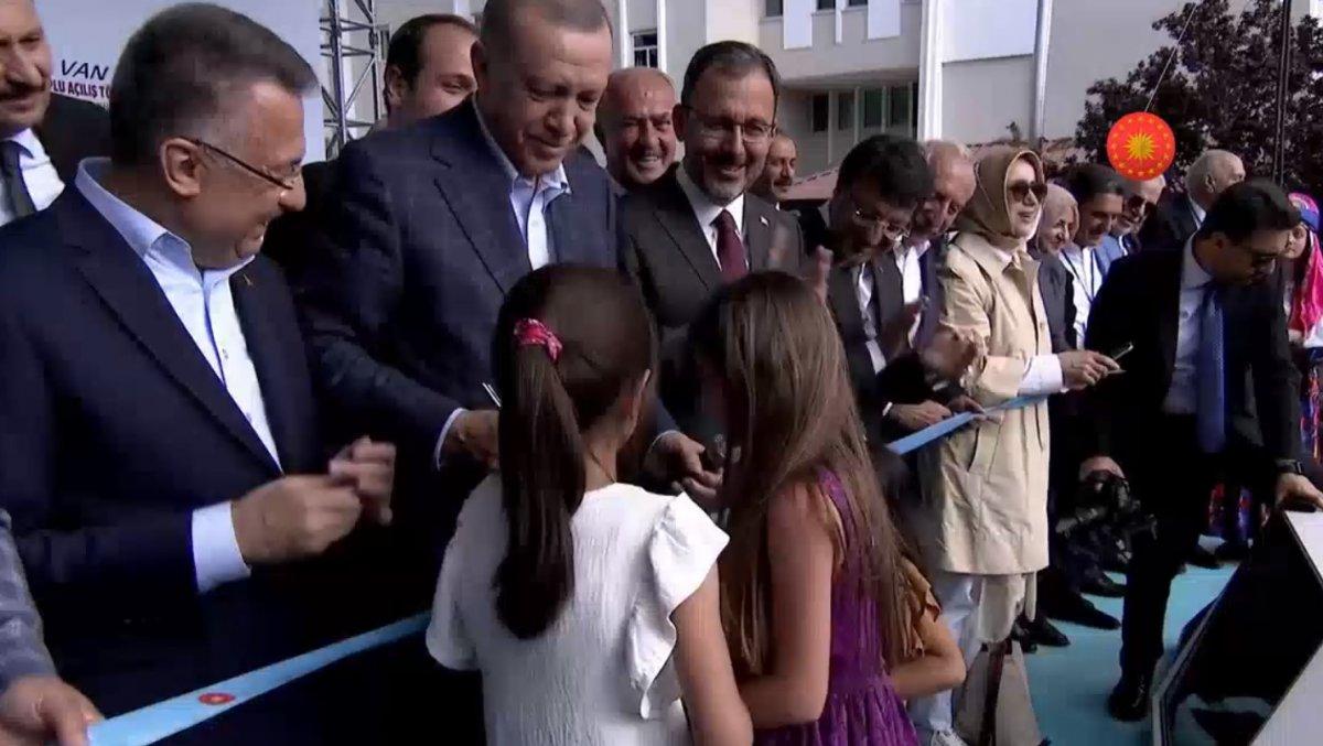 Cumhurbaşkanı Erdoğan'a Vanlı küçük kızlardan sevgi seli