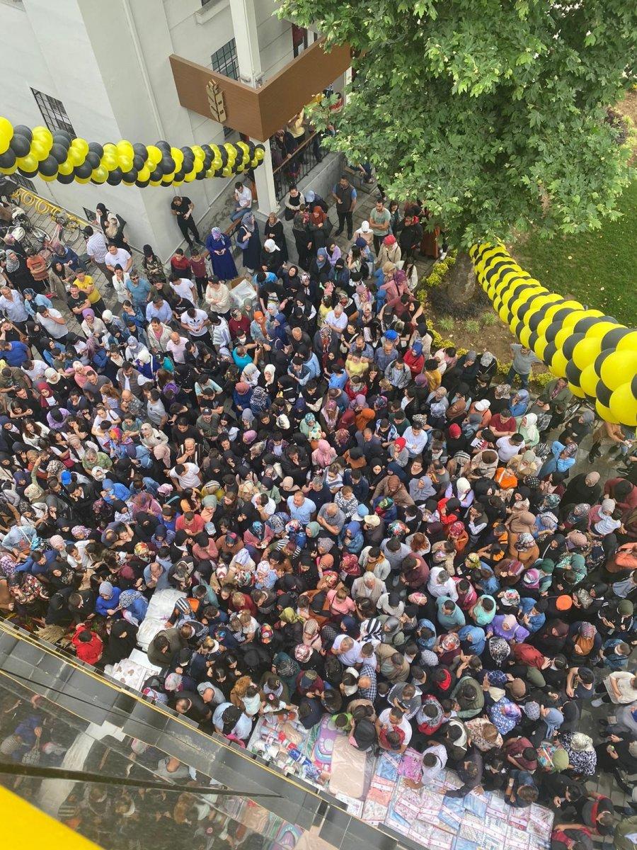 Düzce'de mağaza izdihamı: Yüzde 50 indirimi duyan koştu